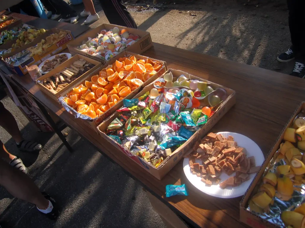 左から、凍らせたゼリー、チョコのお菓子、みかん、キャンディー、黒糖、バナナ