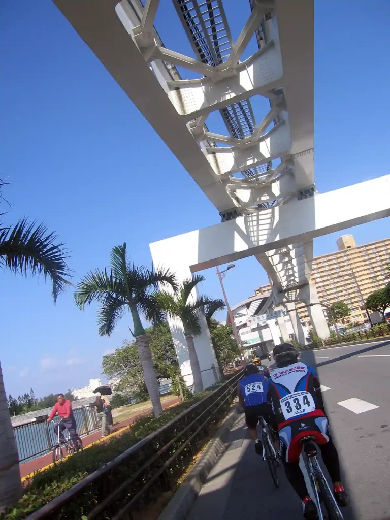 頭上をゆいレールが走っていた