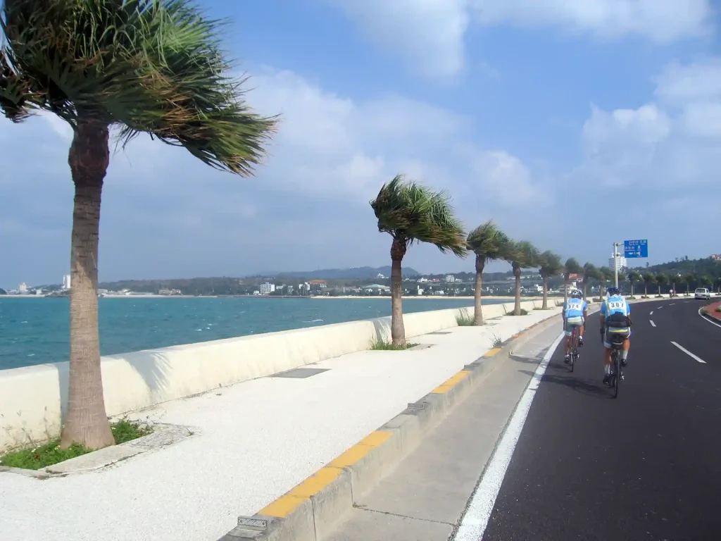 前方左手が進行方向。つまり向かい風！