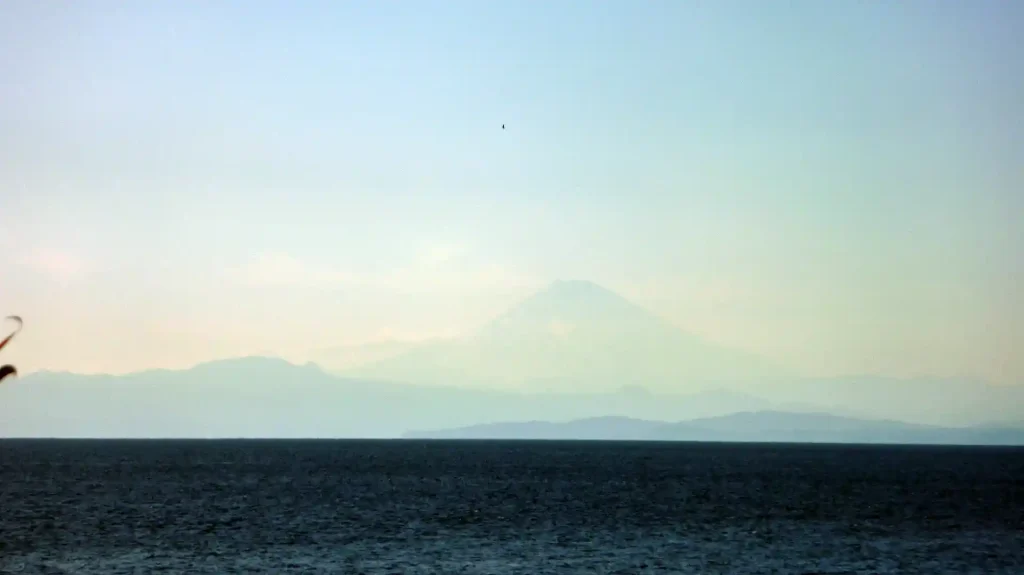 立石海岸から見た富士山
