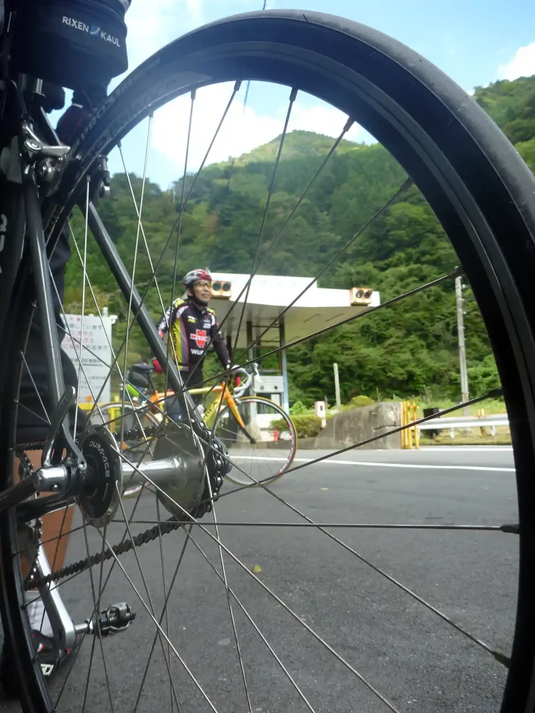 シングルギアで風張峠を目指す人