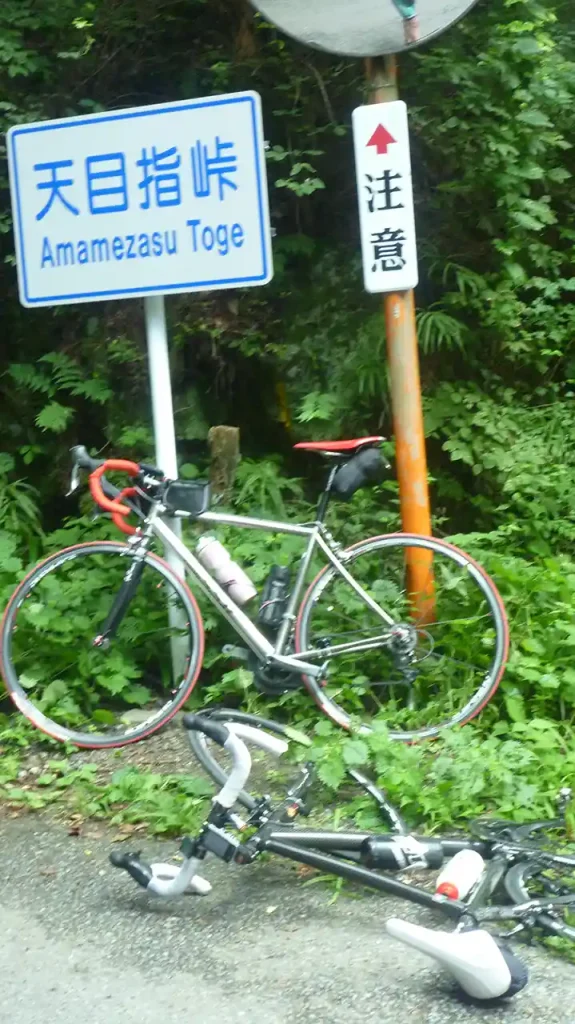 気力で写真を撮る。バイクを放り出して