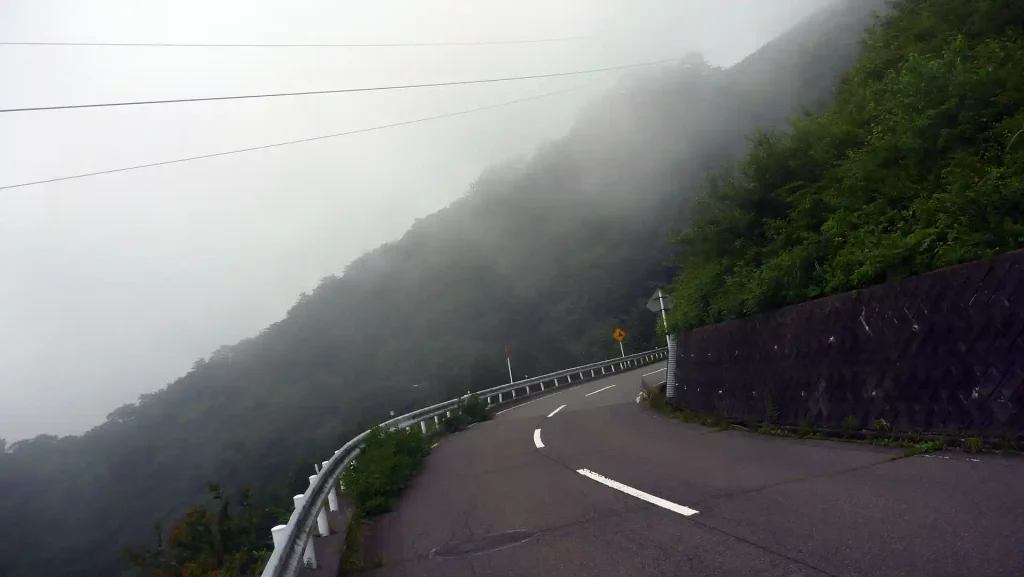 クーラーの冷気みたいな霧