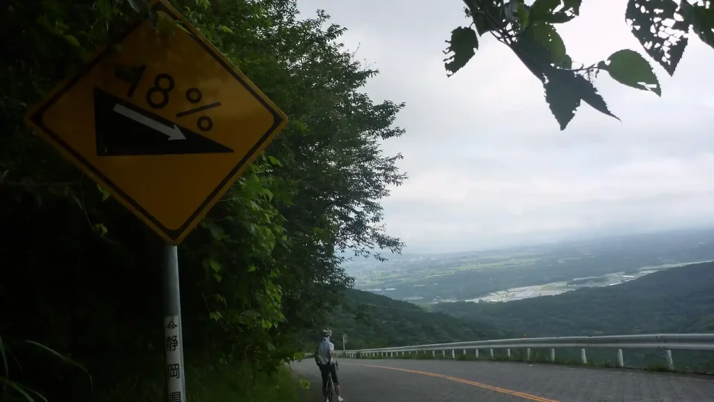 転がり落ちるような下り坂 静岡県道147号線