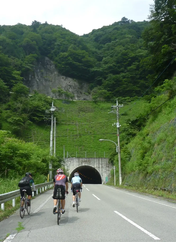 カーブする白草トンネル