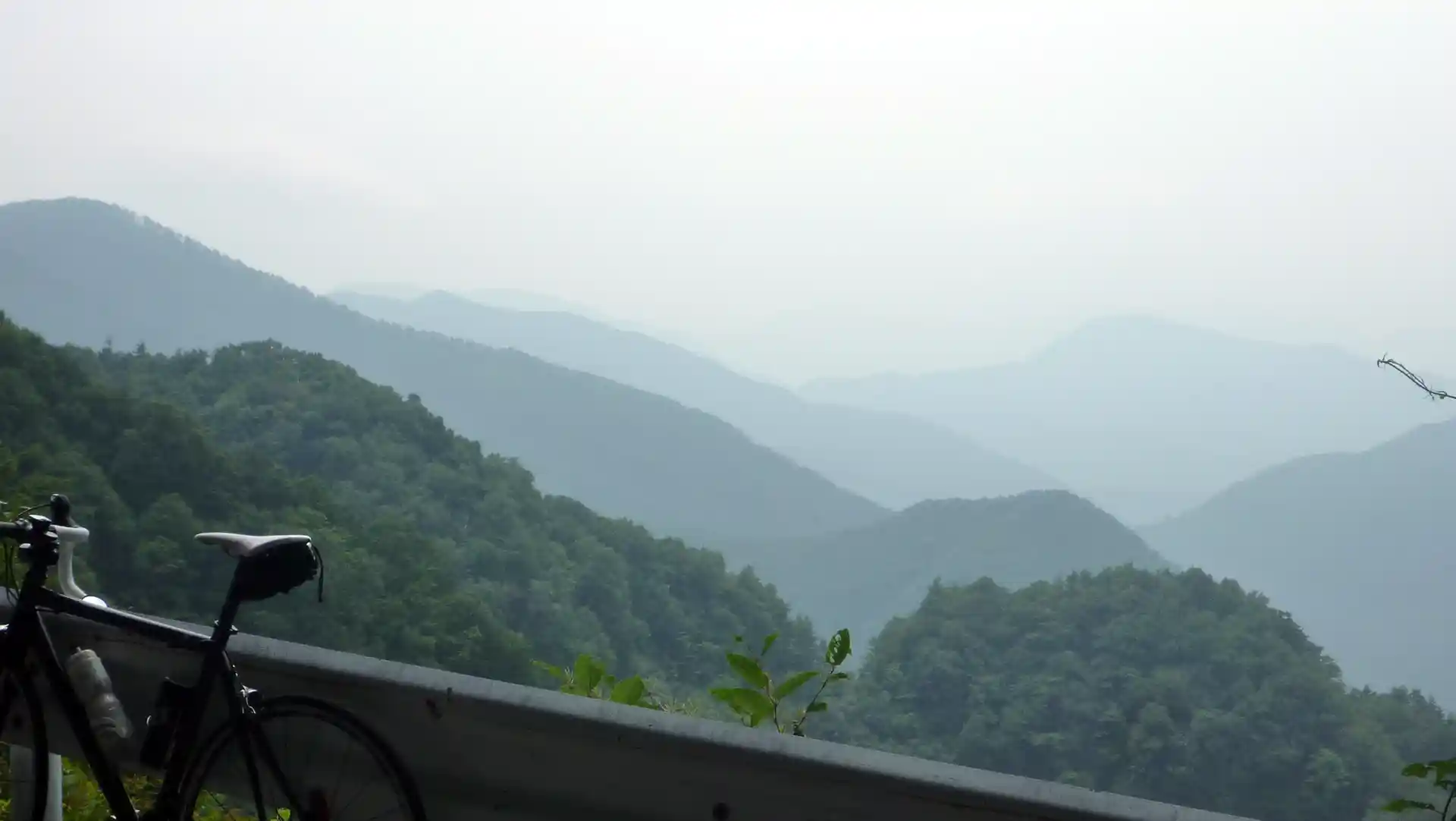 山が折り重なる景色