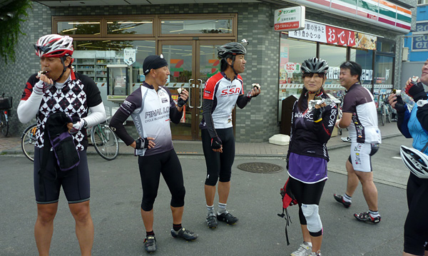 お店の前で堂々と持ち込み飲食