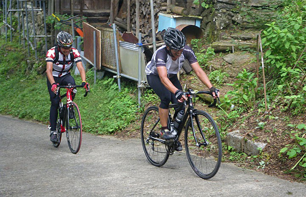 子ノ権現への激坂に苦しむmasaさん、ナカさん　photo : valさん