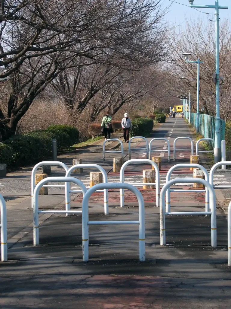 車両が入らないようにするためのバリケード