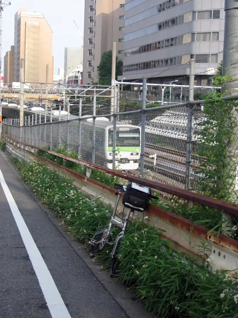 空蝉橋と栄橋の間の細い道から大塚駅方面を望む