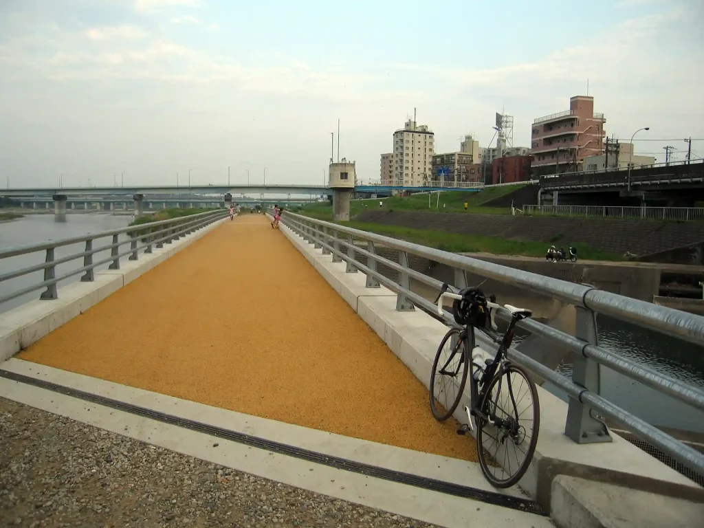 多摩川右岸　平瀬川に架かる橋