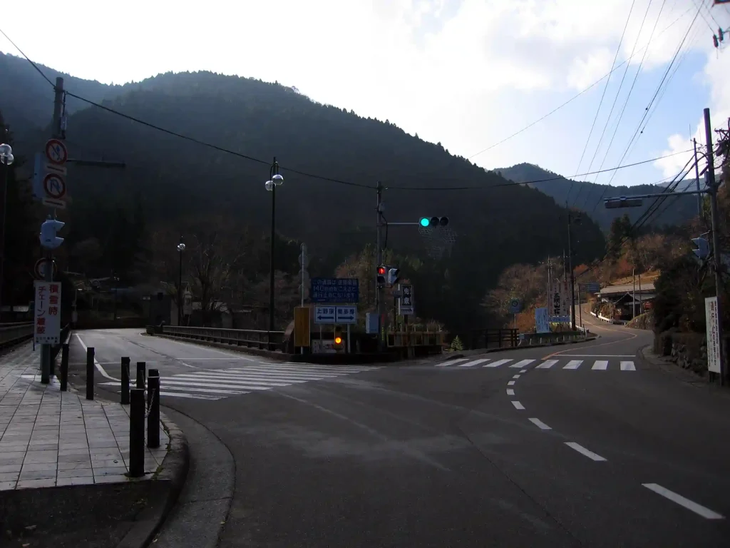 都道206号と33号の交差点 上川乗