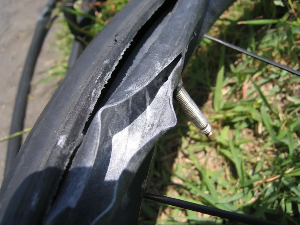 交換した新しいチューブが破裂した