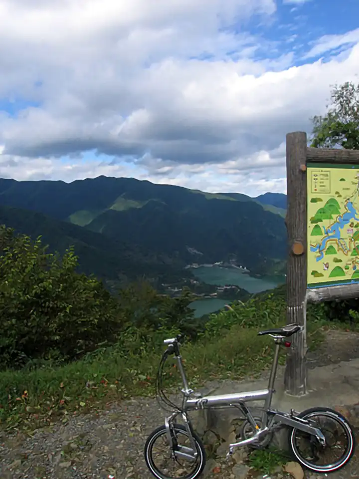 奥に見えるのは奥多摩湖