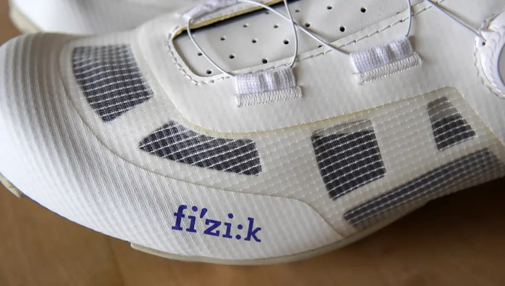 通気性に優れた半透明のPUラミネートメッシュを採用