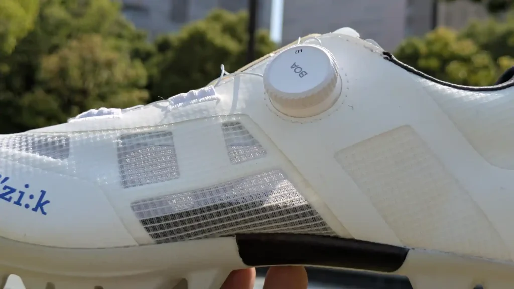 脱ぎ履きし易いBOAフィットシステム