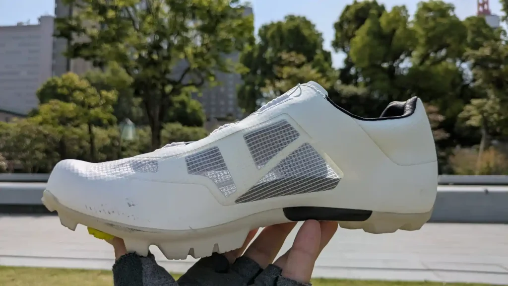 PUがラミネートされたアッパーは軽く、柔軟