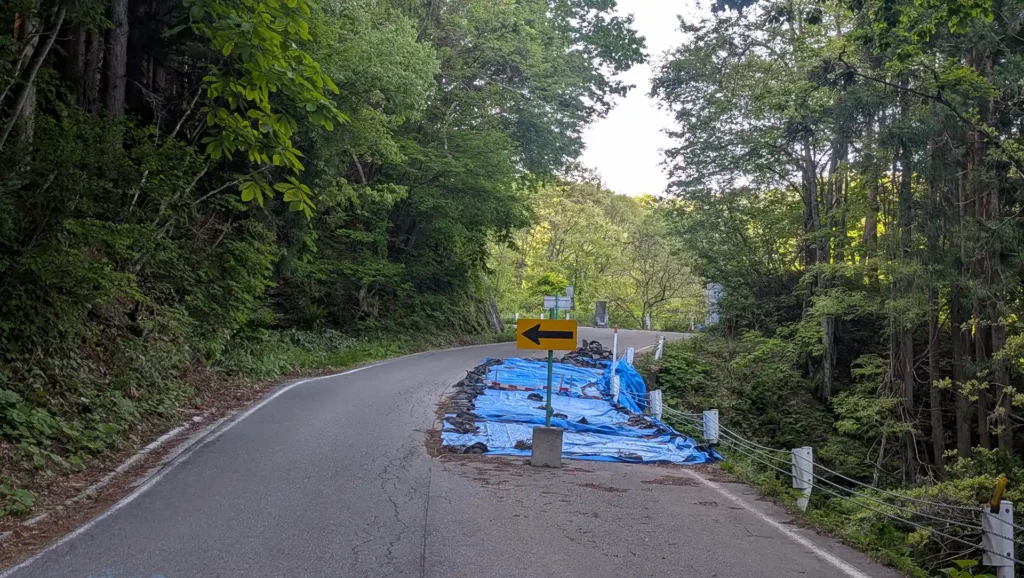 嶺方峠(白沢洞門)近くの道路崩落箇所