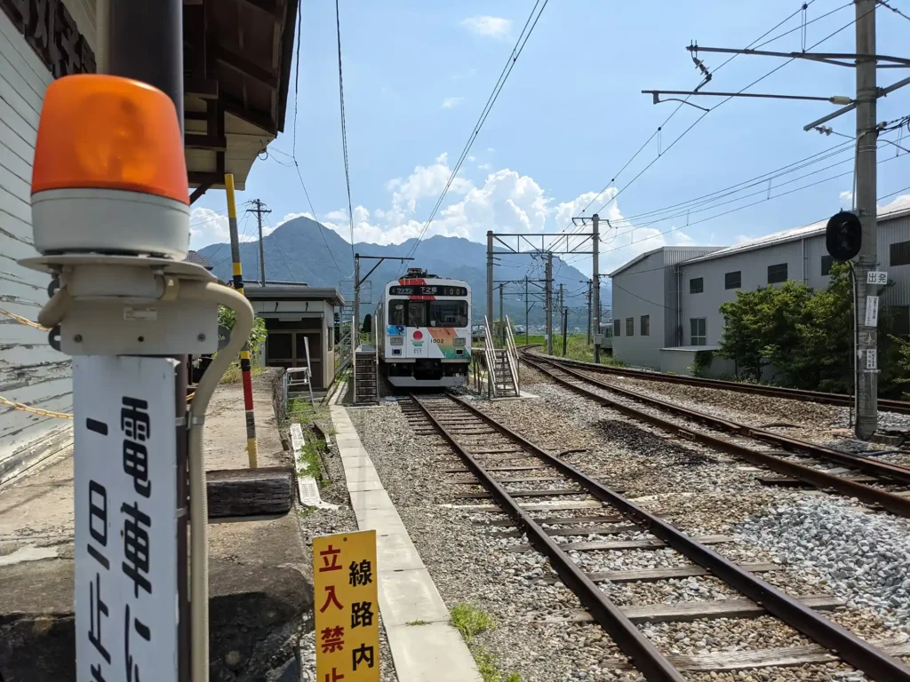 画面左が上田丸子電鉄西丸子線の廃線跡　右が別所線の軌道