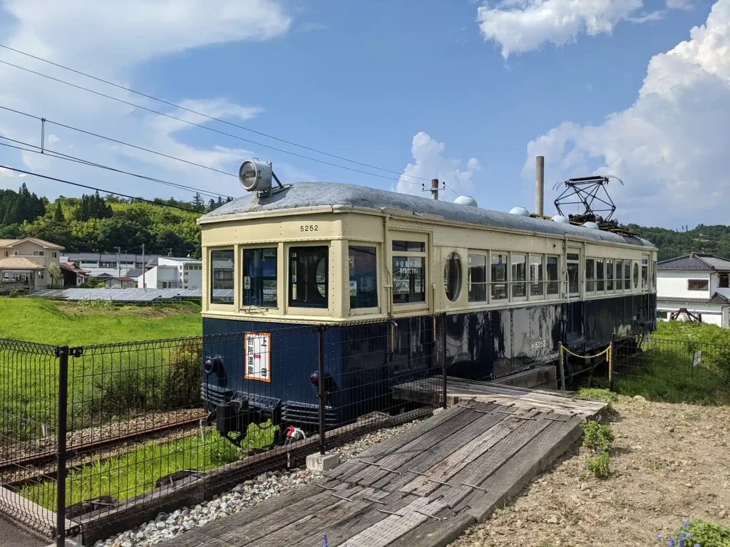 1-23：別所温泉駅丸窓電車展示(上田交通モハ5252)