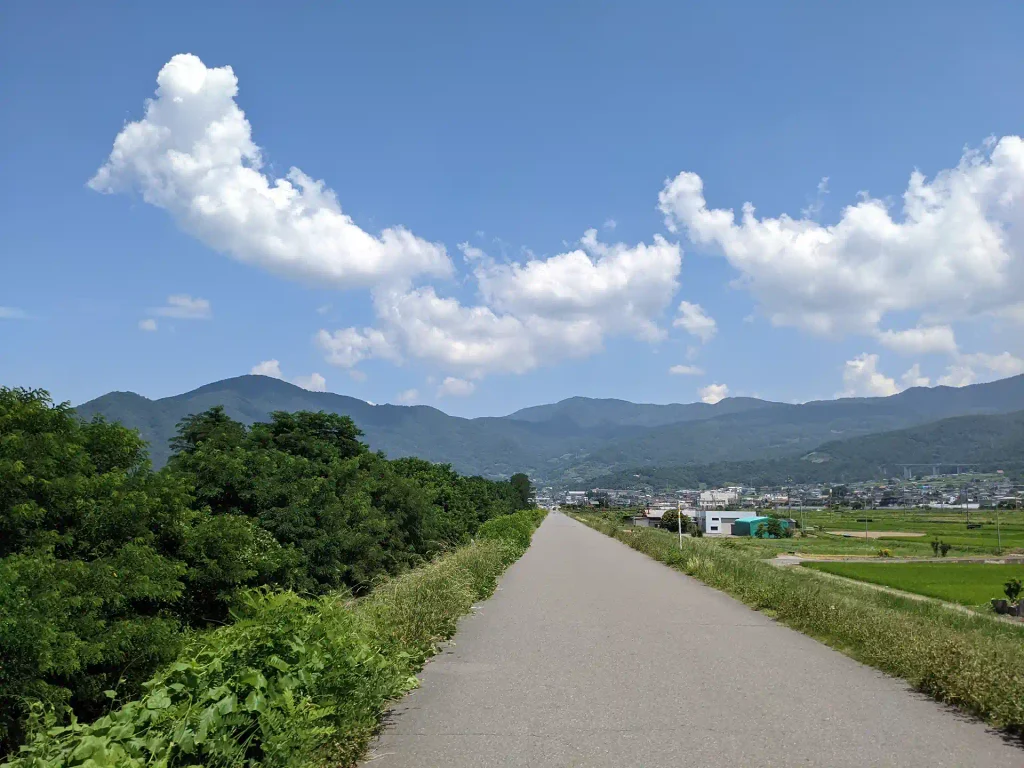 千曲川の堤防の上の道路