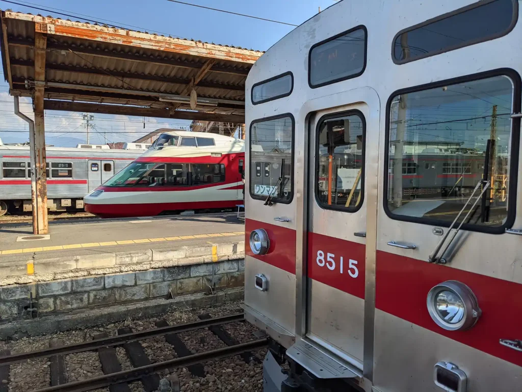 手前は8500系