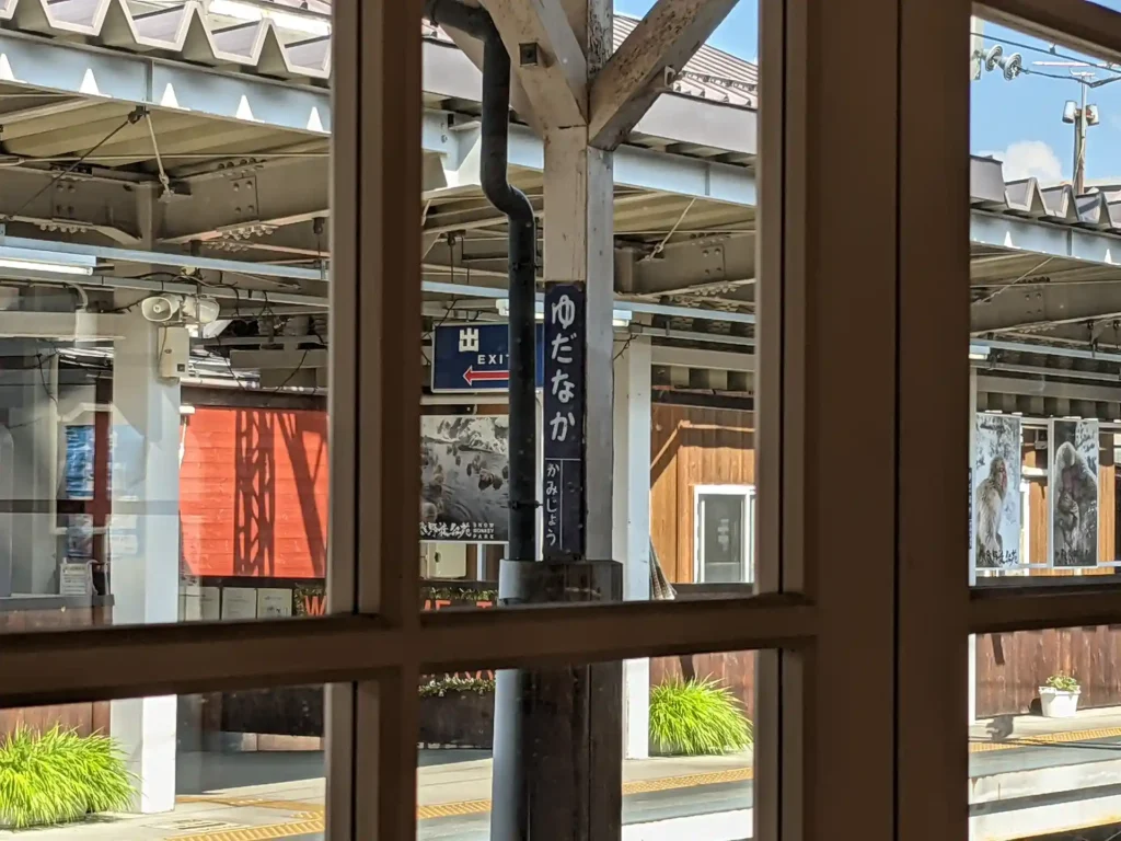 休憩室の窓からはホームを見渡すことができる