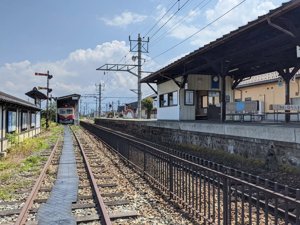 1番線の隣りにあるながでん電車の広場