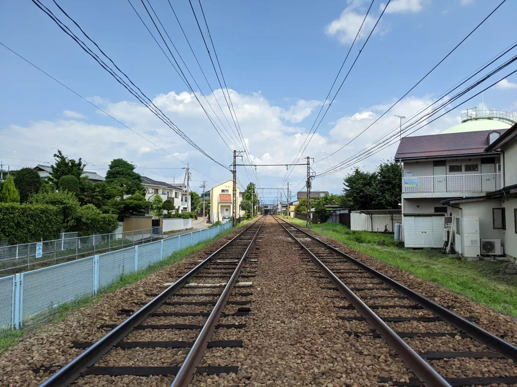 五所久保踏切からの本郷駅方面