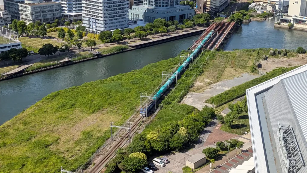 ヒルトン横浜の客室から見た高島線