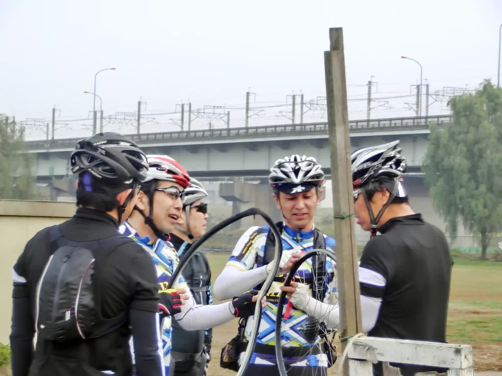 チューブラータイヤの交換がうれしくてたまらないクロモリ自転車愛好家たち