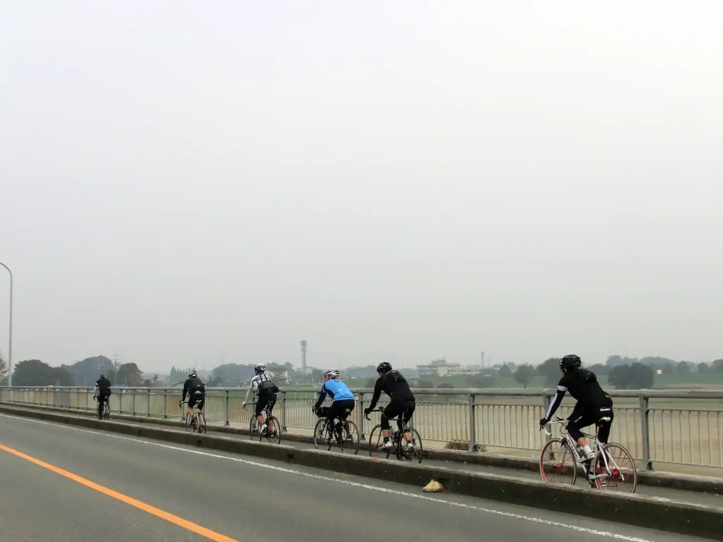 利根川へむかうクロモリ自転車愛好家たち