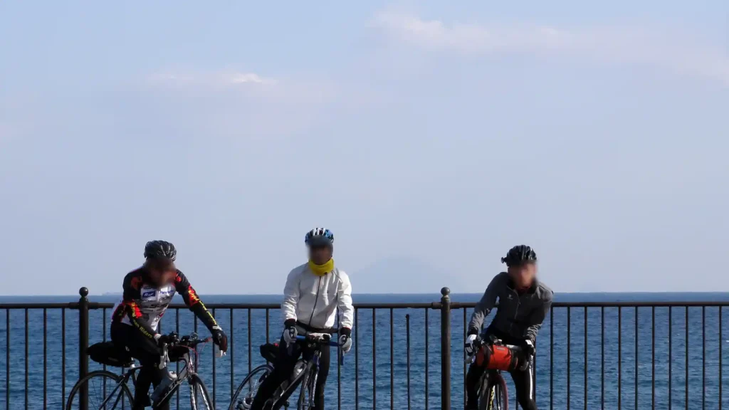 後ろに見えているシルエットは御蔵島