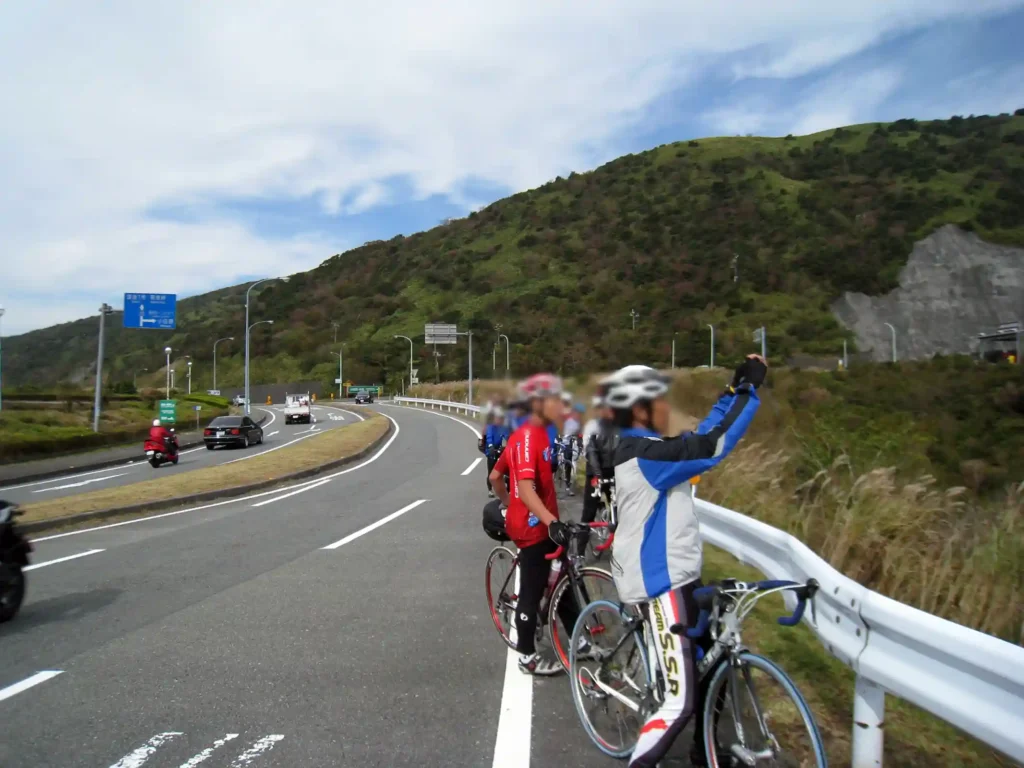 湯河原峠で景色を楽しむ一行