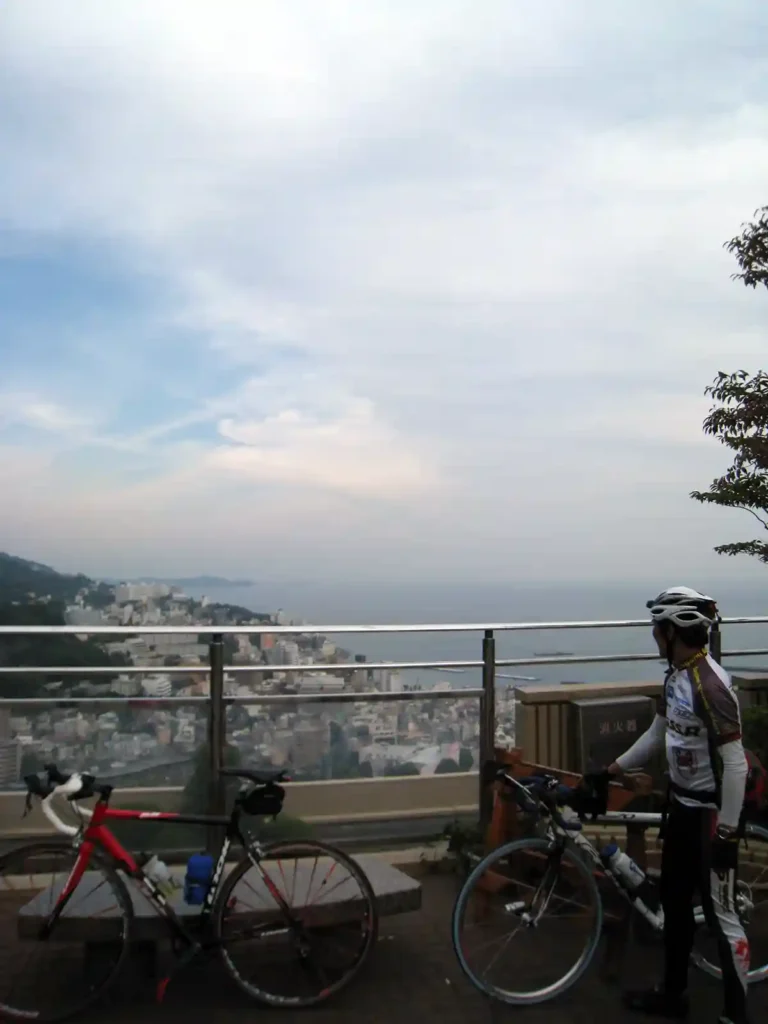 熱海を望める坂道（1）
