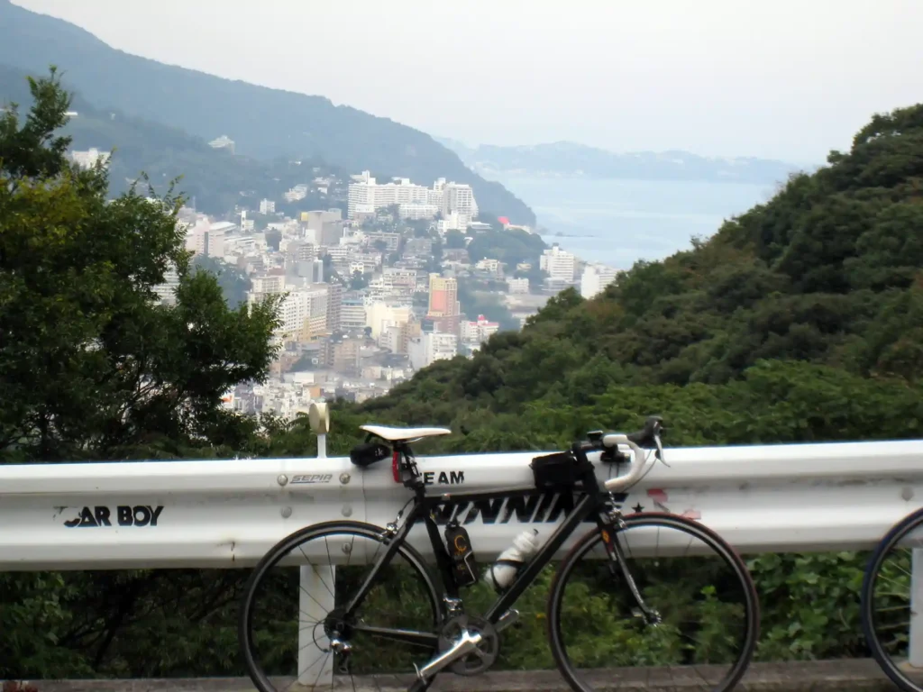 熱海を望める坂道（2）