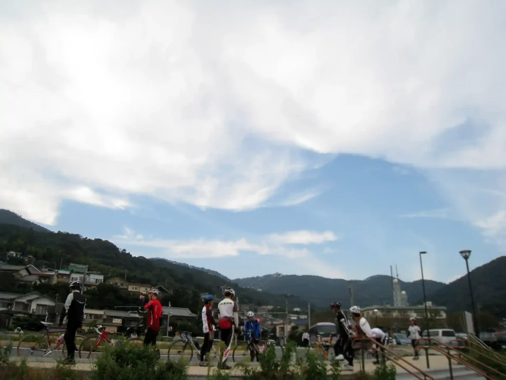 割り箸投げに興じる自転車海苔たち