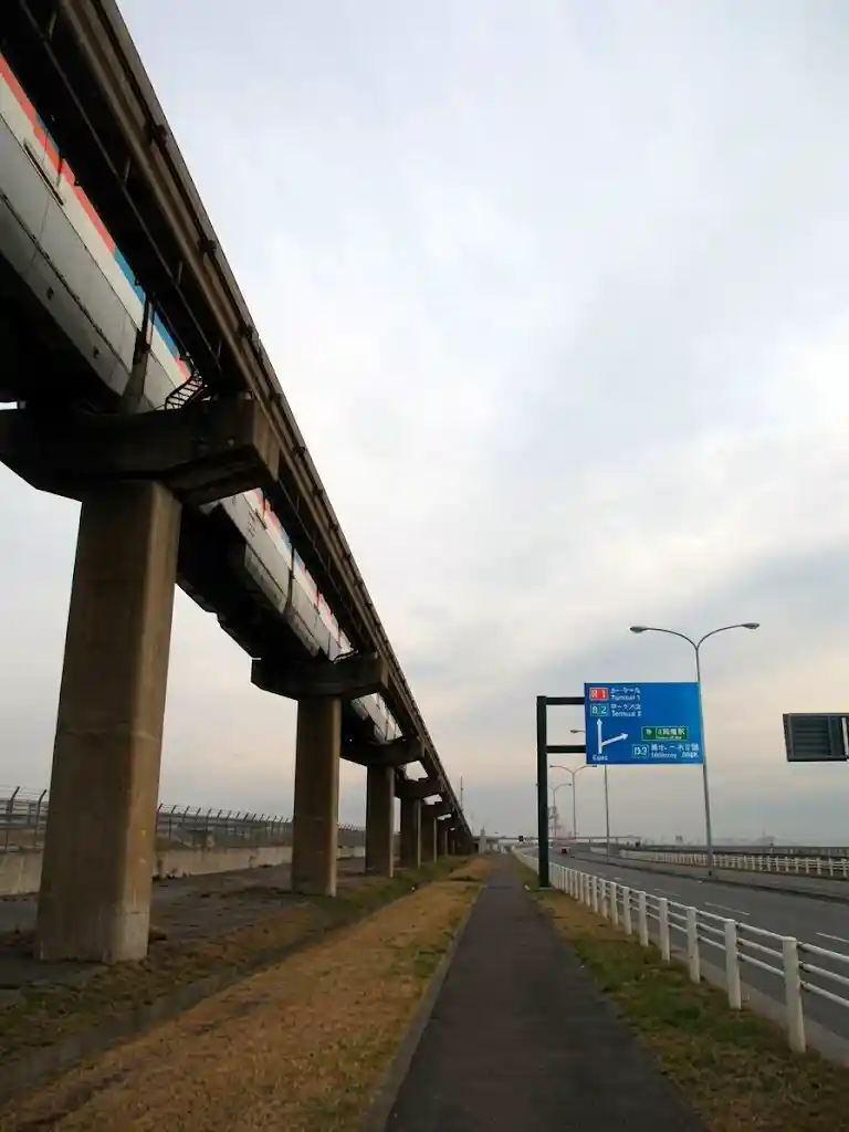 道はあるが人や建物が無いので寂しい