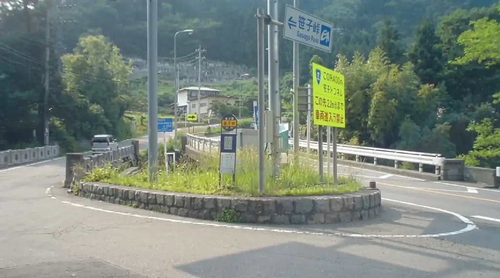 国道20号と県道212号の分岐点(大月市笹子町黒野田)