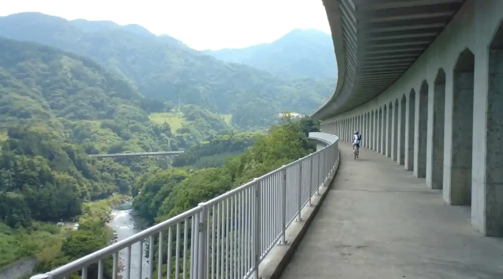 前方には山が折り重って見えた
