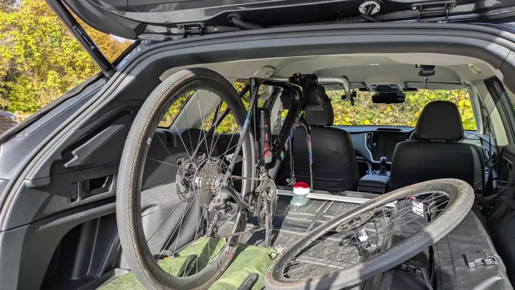 荷室にミノウラ VERGO-TA2でバイクを1台マウントした状態